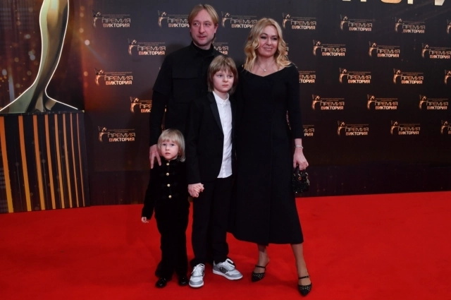 Евгений Плющенко с семьёй весной 2024 года.