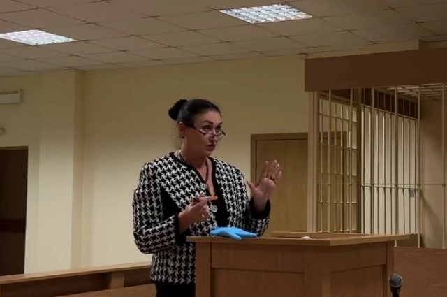 Адвокат Мария Скурту в суде продемонстрировала, как работает шприц-ручка.