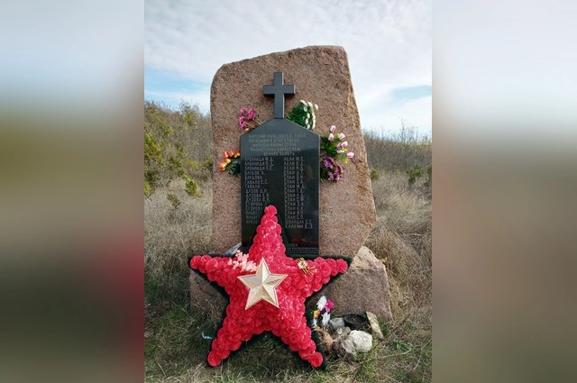 Памятный знак погибшим жителям села Лаки.