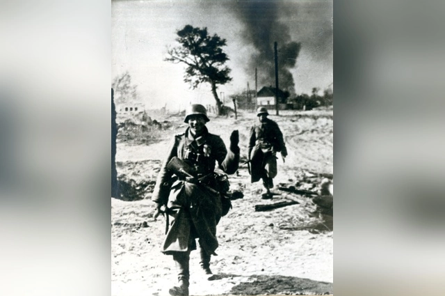 Немецкие факельщики, поджигатели домов.