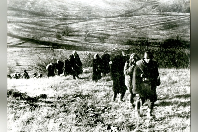 Угон в рабство крымчан. Снимок изъят у немецкого офицера.