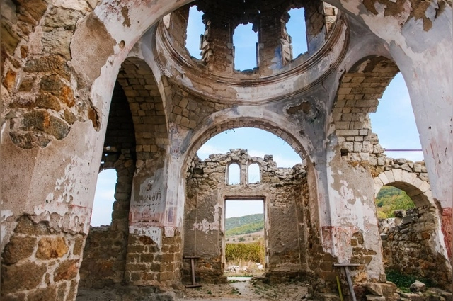 Разрушенных храм в селе Лаки, 90-е гг.