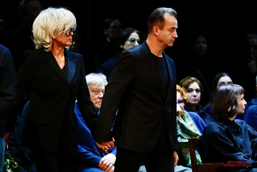 Дмитрий Певцов с супругой.