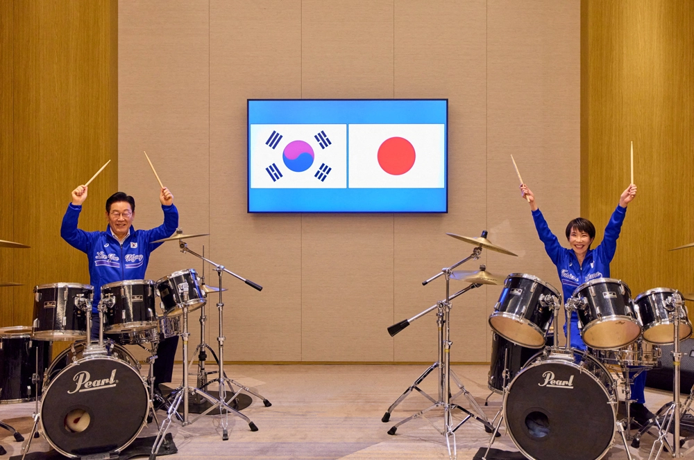 Президент Южной Кореи Ли Чжэ Мён (слева) и премьер-министр Японии Санаэ Такаити используют палочки не только для еды.