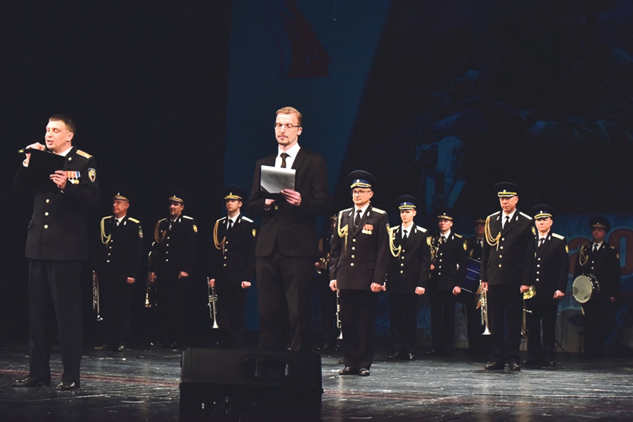 Завершилась церемония закрытия Года защитника Отечества праздничным концертом. 