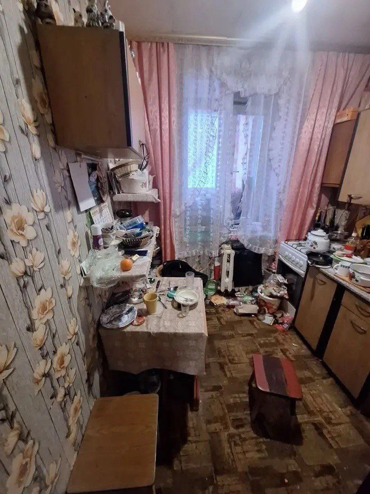 В квартире царил страшный беспорядок. 