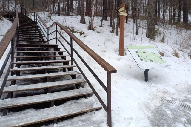 На столбах много оборудованных троп и указателей.