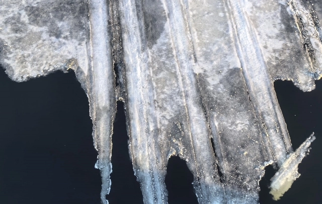 На льду ещё видны следы от машин снегоходов.