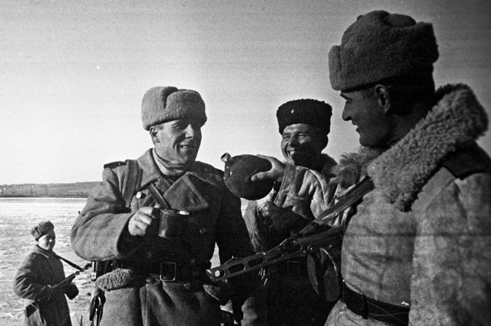 «За Победу!» Советские бойцы 1-го Белорусского фронта в районе реки Вислы празднуют победу в операции, февраль 1945 года.