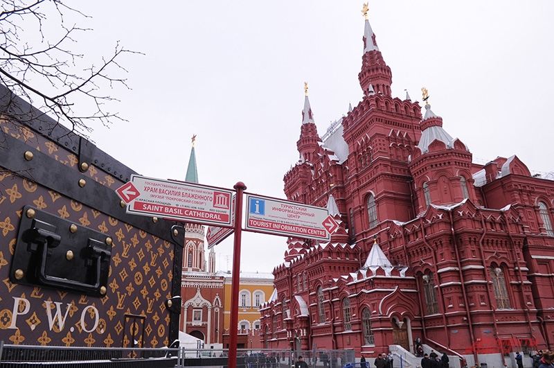 Павильон в виде чемодана Louis Vuitton на Красной площади в Москве