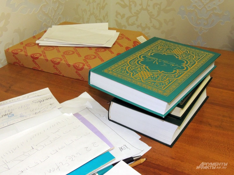 На рабочем столе имама лежат несколько книг религиозного содержания