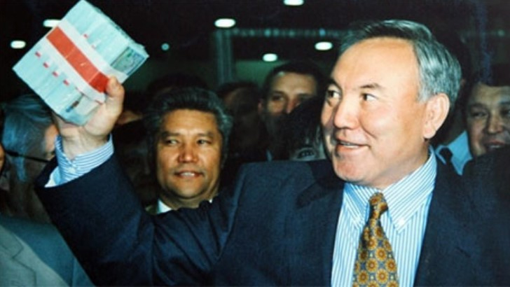 Нурсултан Назарбаев на Банкнотной фабрике с первыми казахскими деньгами.