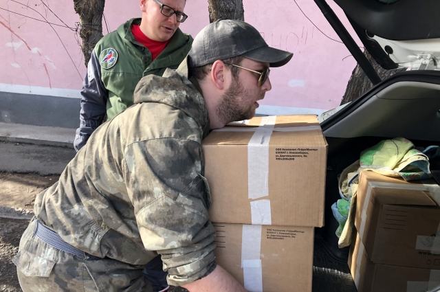 Пять коробок с продуктами и вещи для пяти семей дачного поселка в Минусинском районе передали добровольцы.