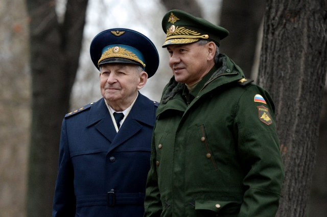 Министр обороны РФ Сергей Шойгу (справа) и советский военный летчик, Герой Советского Союза Василий Решетников.