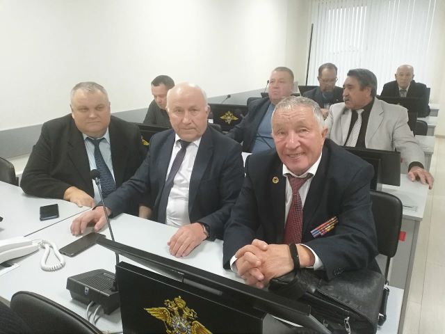 Совет ветеранов МВД, полковник Геннадий Бурмистров справа в первом ряду.