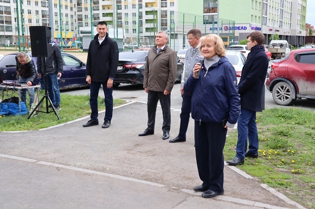 В Академическом районе депутаты регионального парламента высадили липы