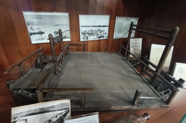 Модель деревянного парома, который ходил по Енисею.