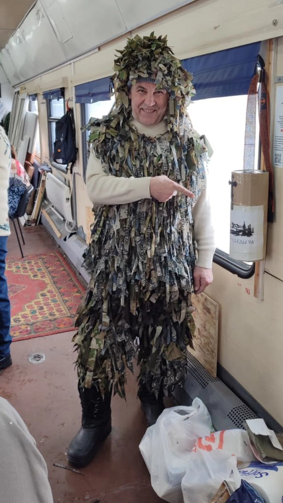 Маскировочный костюм «Леший» и его автор.