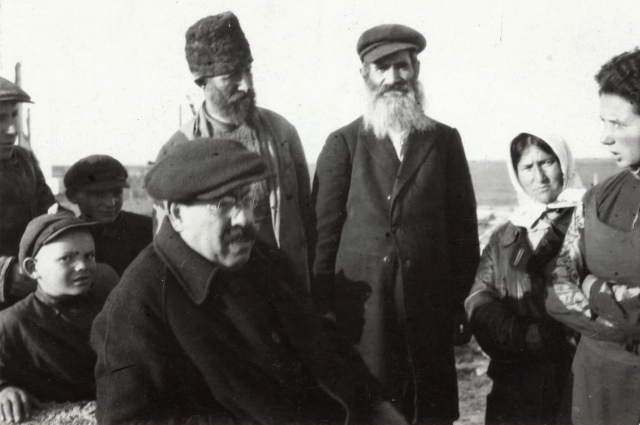 Драматург Иехезкель Добрушин в Крыму у еврейских переселенцев.