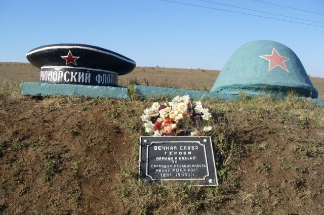 Памятный знак в честь героев-односельчан в Ленинском районе. 