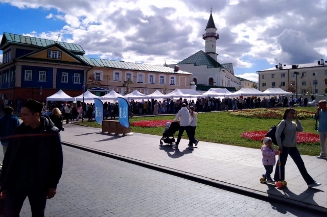 На набережной озера Кабан в Старо-Татарской слободе свои творения представили около 100 дизайнеров. 