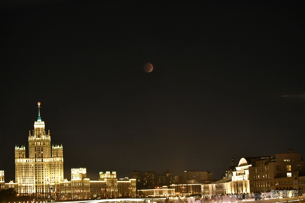 Луна во время затмения в Москве.