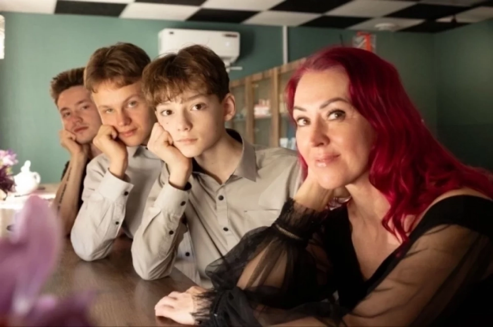 Сыновья поддерживают увлечение мамы.