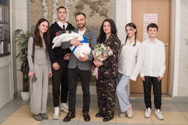 Вся семья встречает маму и Сашу из роддома.