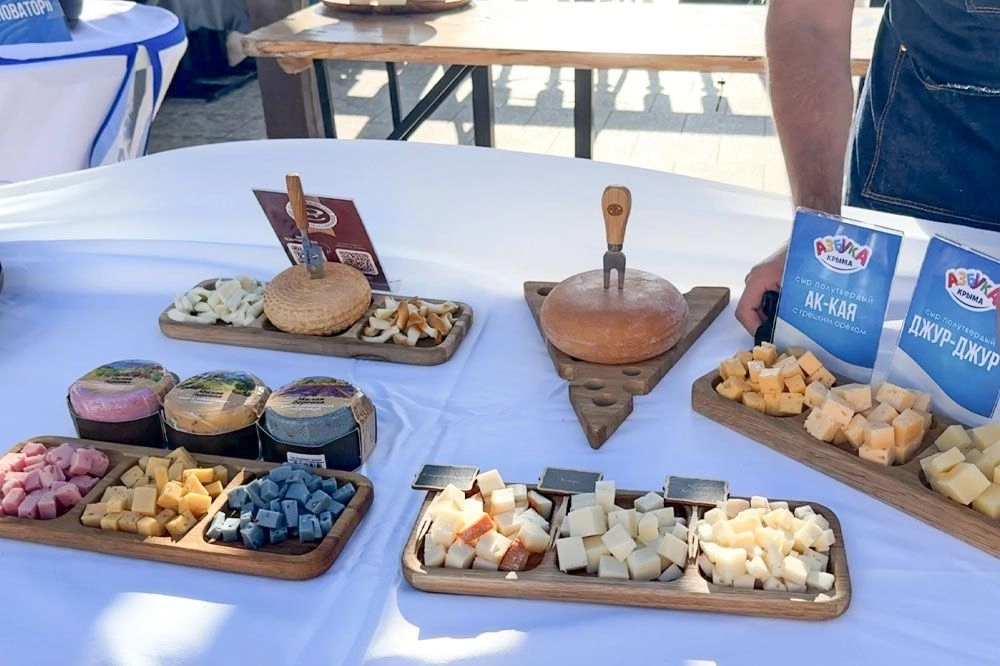 Сыр может быть лавандовым и розовым.