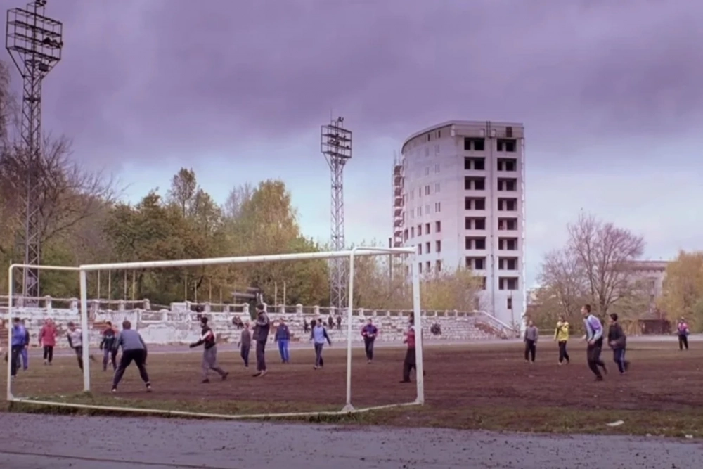 Стадион «Водник». Заброшенное спортивное сооружение идеально вписалось в визуальный стиль картины.