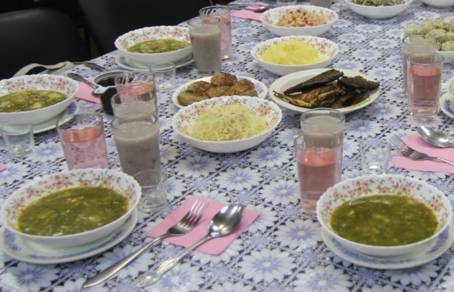 Стол, накрытый нанайскими традиционными блюдами. Фестиваль «Кухня без границ». Село Найхин, 2018 год.