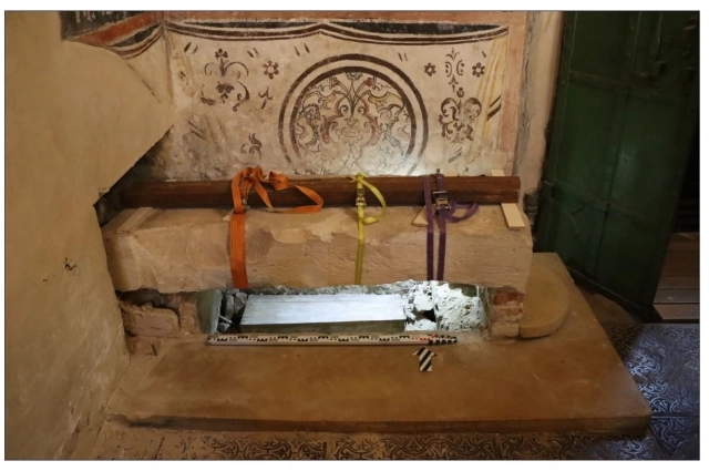 Археологи расчистили первоначальную каменную гробницу святителя. 