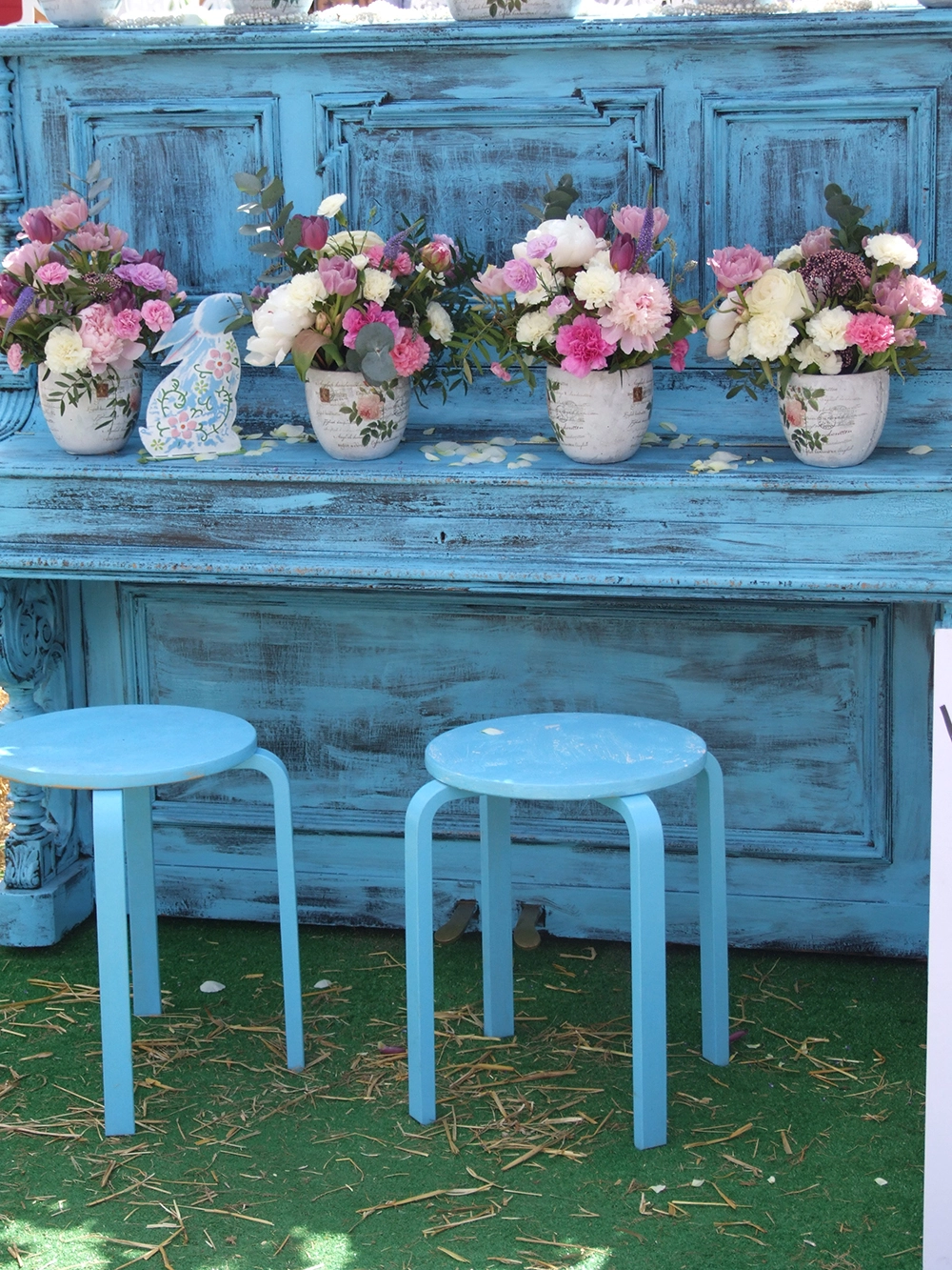 В стиле арт энд крафт много декора.