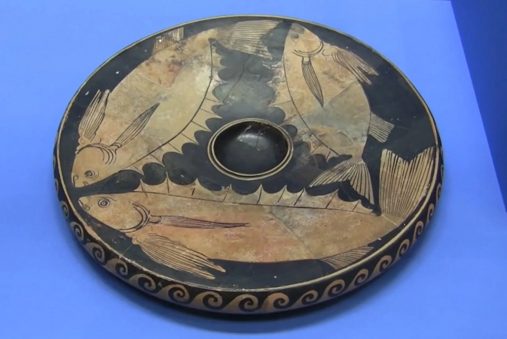 Античное рыбной блюдо, в центре — углубление, куда наливали соус. 