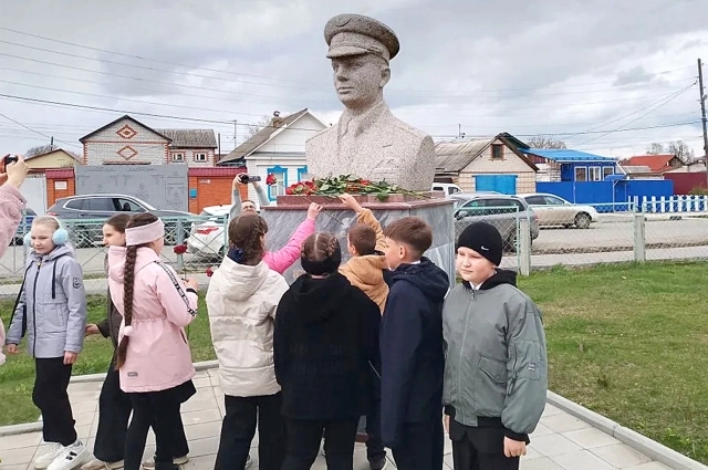 Ученики школы № 17 г. Кузнецка чтят память о Юрии Гагарине.