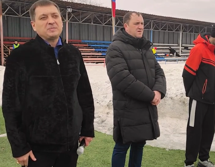 Николай Томаров с главой округа открывает очередной турнир.