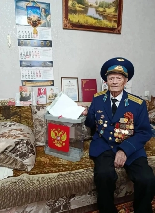 Избиратель Василий Золотарев отметил столетний юбилей.