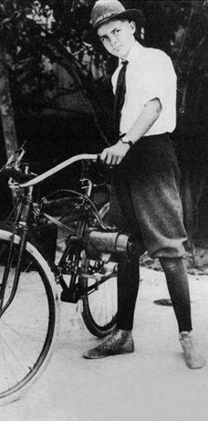 Говард Хьюз с собранным им мотовелосипедом.