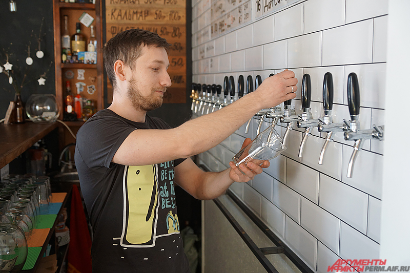 Спустя какое-то время Алексей открыл бар, так как «каждая уважающая себя пивоварня должна иметь свой бар». 