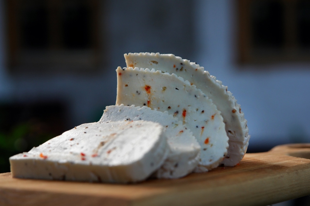 В домашний сыр можно добавить зелень или пряности.