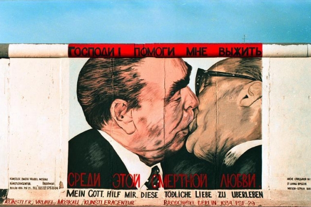 В 2009 году граффити, размещённое на фрагменте Берлинской стены, было стёрто[2] в рамках реставрации, проводившейся к 20-й годовщине сноса Берлинской стены.