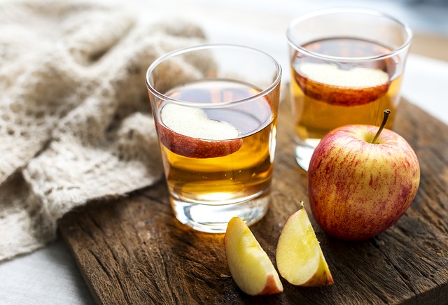 Компот из свежих яблок препятствует возникновению сезонного авитаминоза, уменьшает риск развития простудных заболеваний.