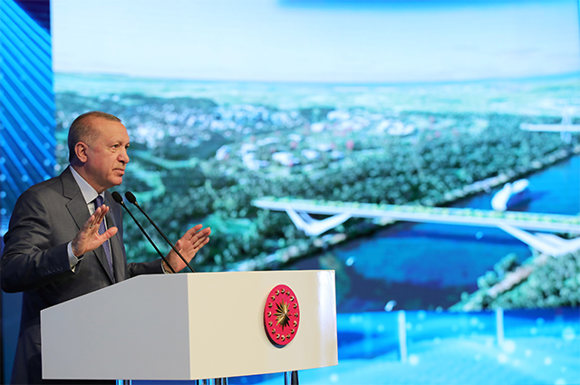 Президент Турции Эрдоган выступает на церемонии закладки фундамента моста Сазлидере над запланированным маршрутом канала Стамбул, в Стамбуле
