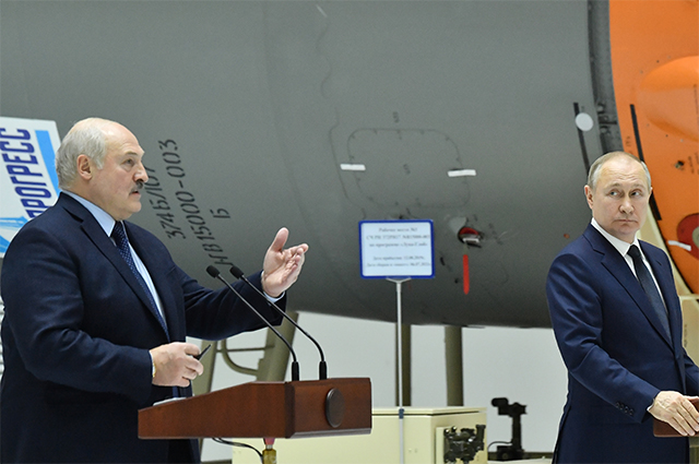 12 апреля 2022. Президент РФ Владимир Путин и президент Белоруссии Александр Лукашенко на пресс-конференции в сборочном цехе ракеты-носителя на космодроме Восточный.
