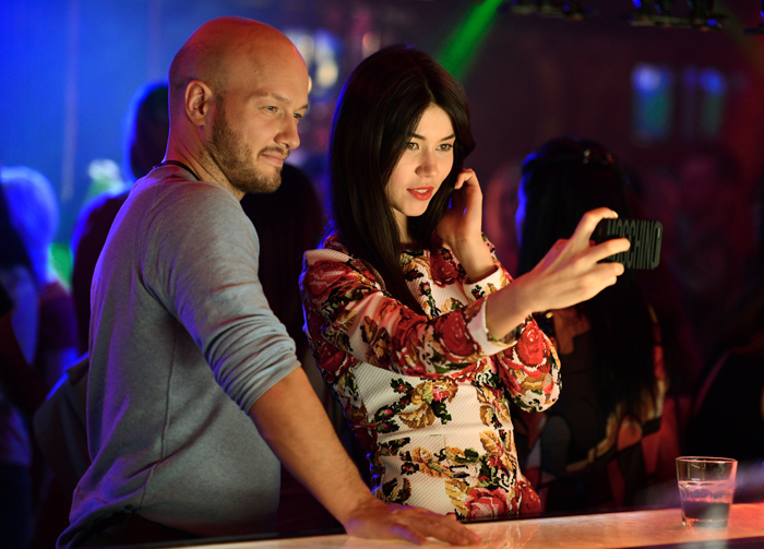 Актер Никита Панфилов фотографируется с посетительницей одного из московских клубов во время съемок фильма «30 свиданий».