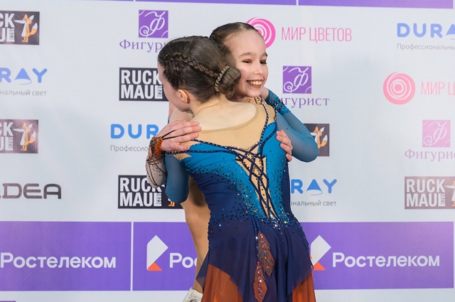 Соперницы тепло поздравляли друг друга. Елизавета Андреева (Москва) и Елизавета Лабутина (Свердловская область).