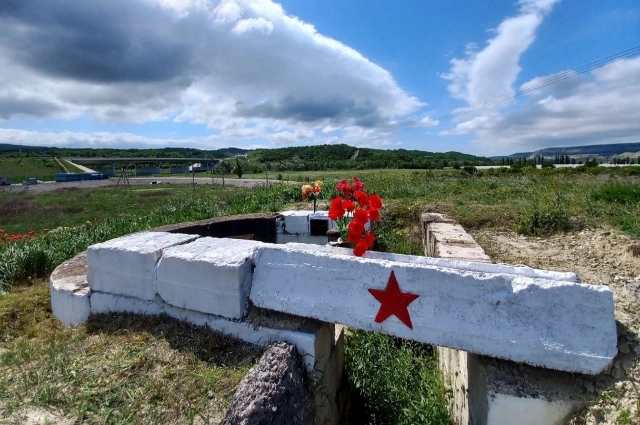 В этой земле до сих пор лежат осколки снарядов, гильзы, а то и уцелевшие боеприпасы.