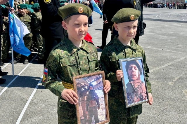 Братья Верхотуровы пришли на парад с портретом своего отца – участника СВО.