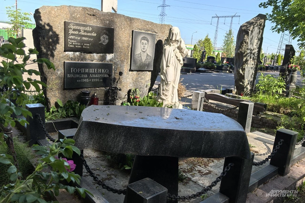 «Так и не вышла замуж». Кто навещает могилы бандитов на Хованском кладбище