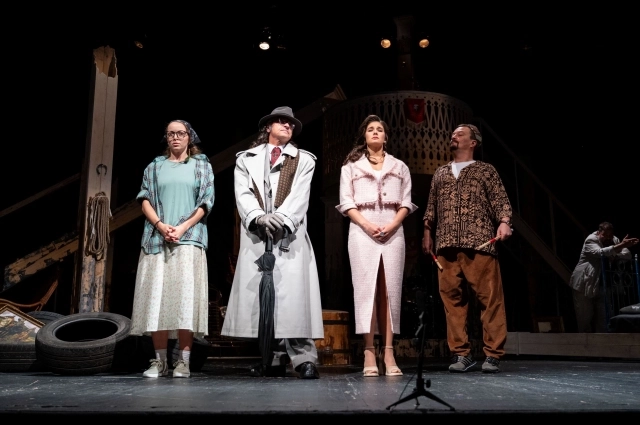 Чуждые по духу люди недолго продержались в одном поместье.